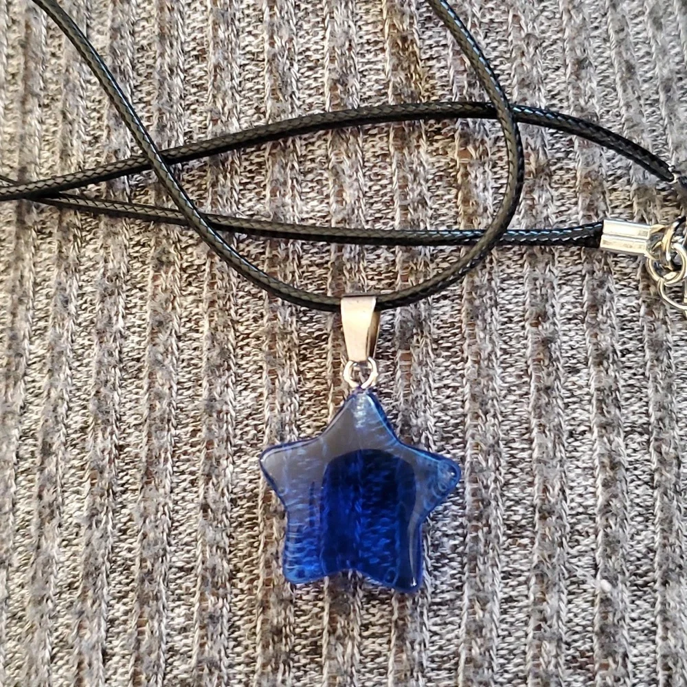Glass star pendant necklace - Picture 1 of 3
